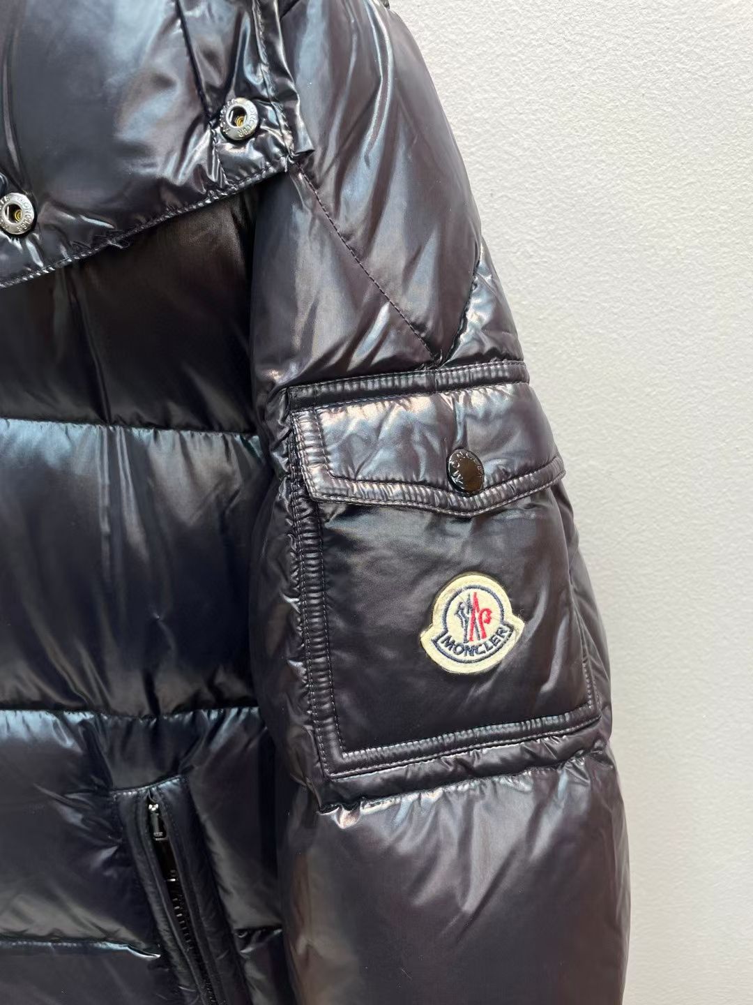 新款🌟出货啦📢！Moncle*秋冬经典 Fuster系列情侣款羽绒服，连帽轻便设计！充绒是最顶级的90白