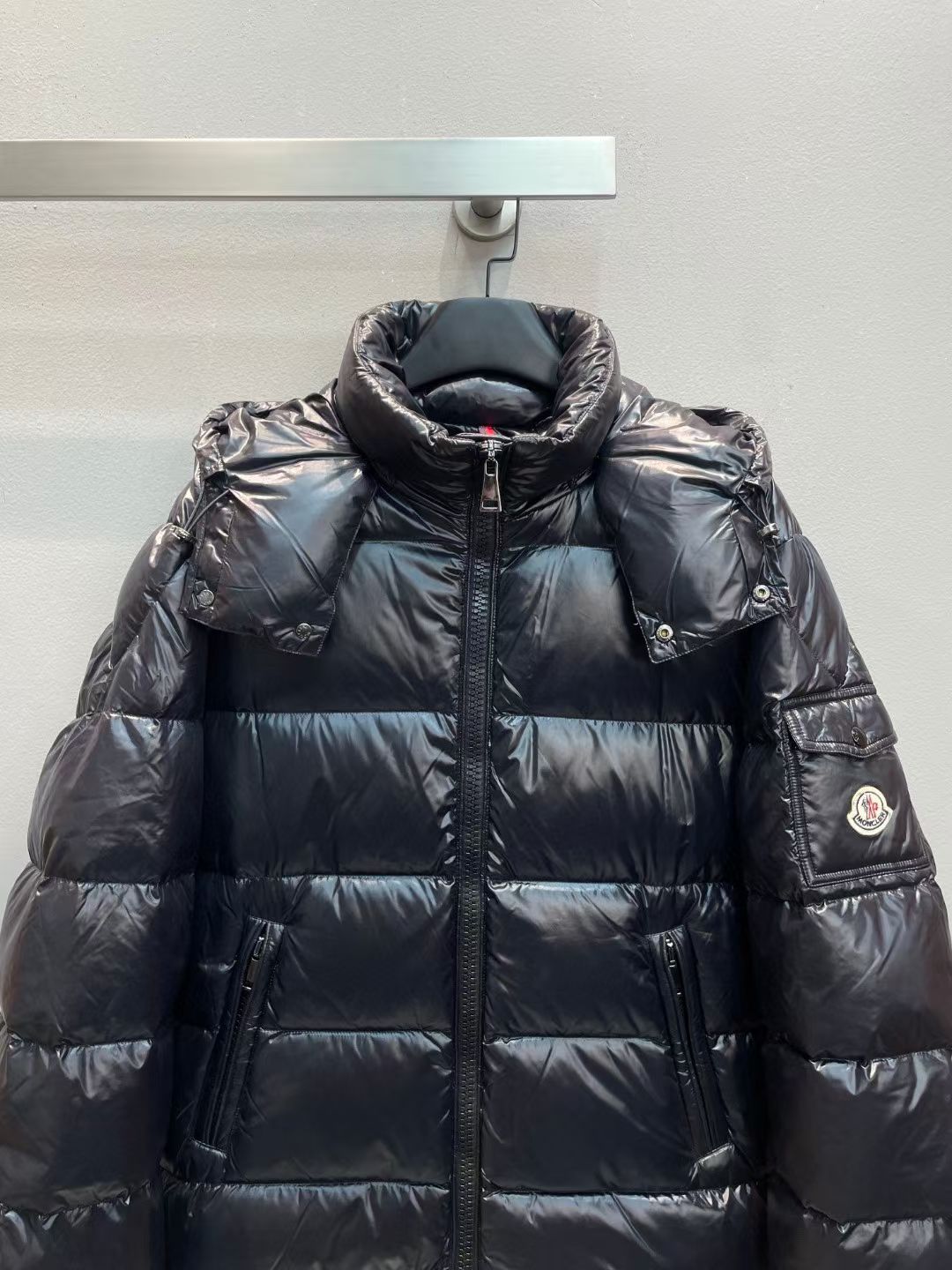 新款🌟出货啦📢！Moncle*秋冬经典 Fuster系列情侣款羽绒服，连帽轻便设计！充绒是最顶级的90白