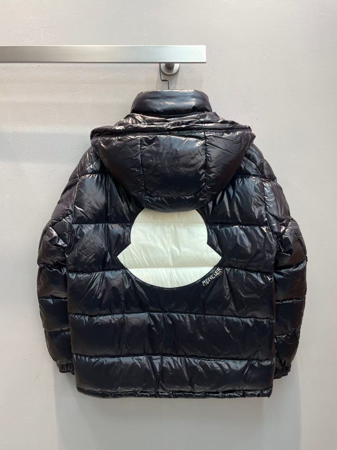 新款🌟出货啦📢！Moncle*秋冬经典 Fuster系列情侣款羽绒服，连帽轻便设计！充绒是最顶级的90白