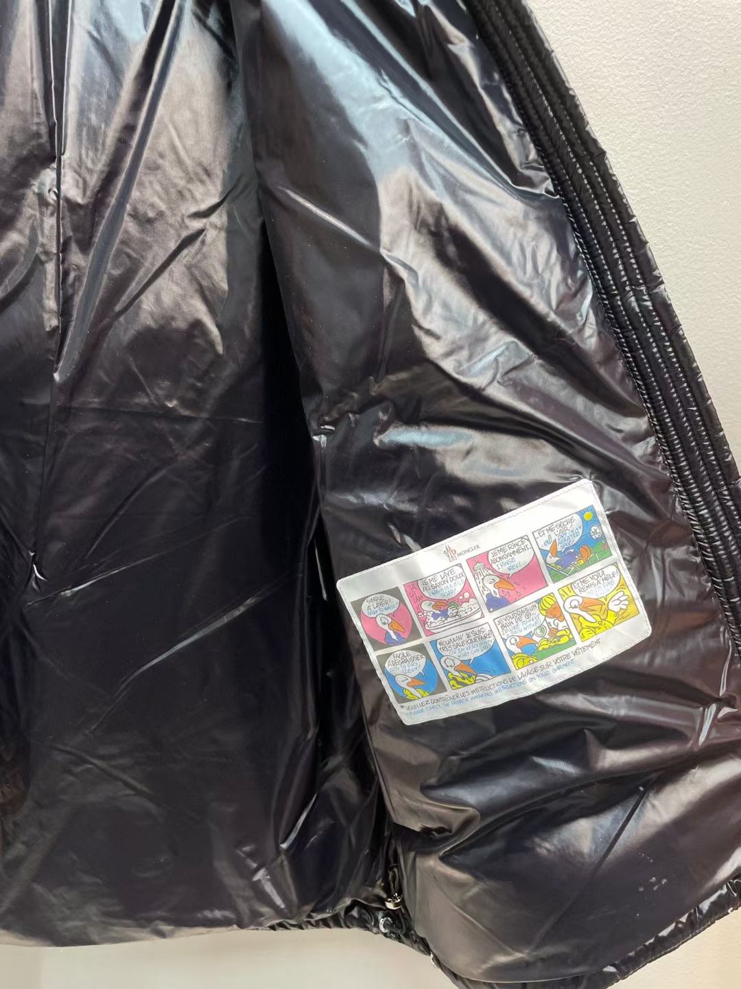 新款🌟出货啦📢！Moncle*秋冬经典 Fuster系列情侣款羽绒服，连帽轻便设计！充绒是最顶级的90白