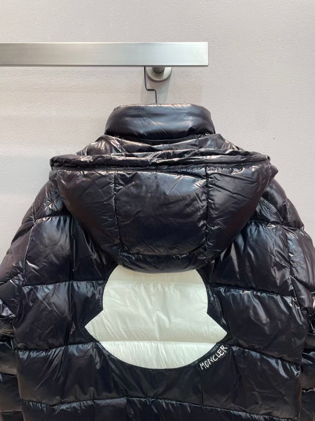 新款🌟出货啦📢！Moncle*秋冬经典 Fuster系列情侣款羽绒服，连帽轻便设计！充绒是最顶级的90白