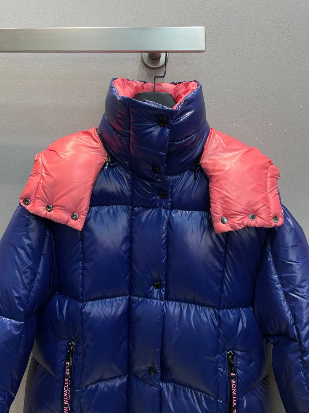 新款🌟出货啦📢！Moncle*秋冬经典Parana系列女款羽绒服，可拆卸连帽设计，充绒是最顶级的90白鹅