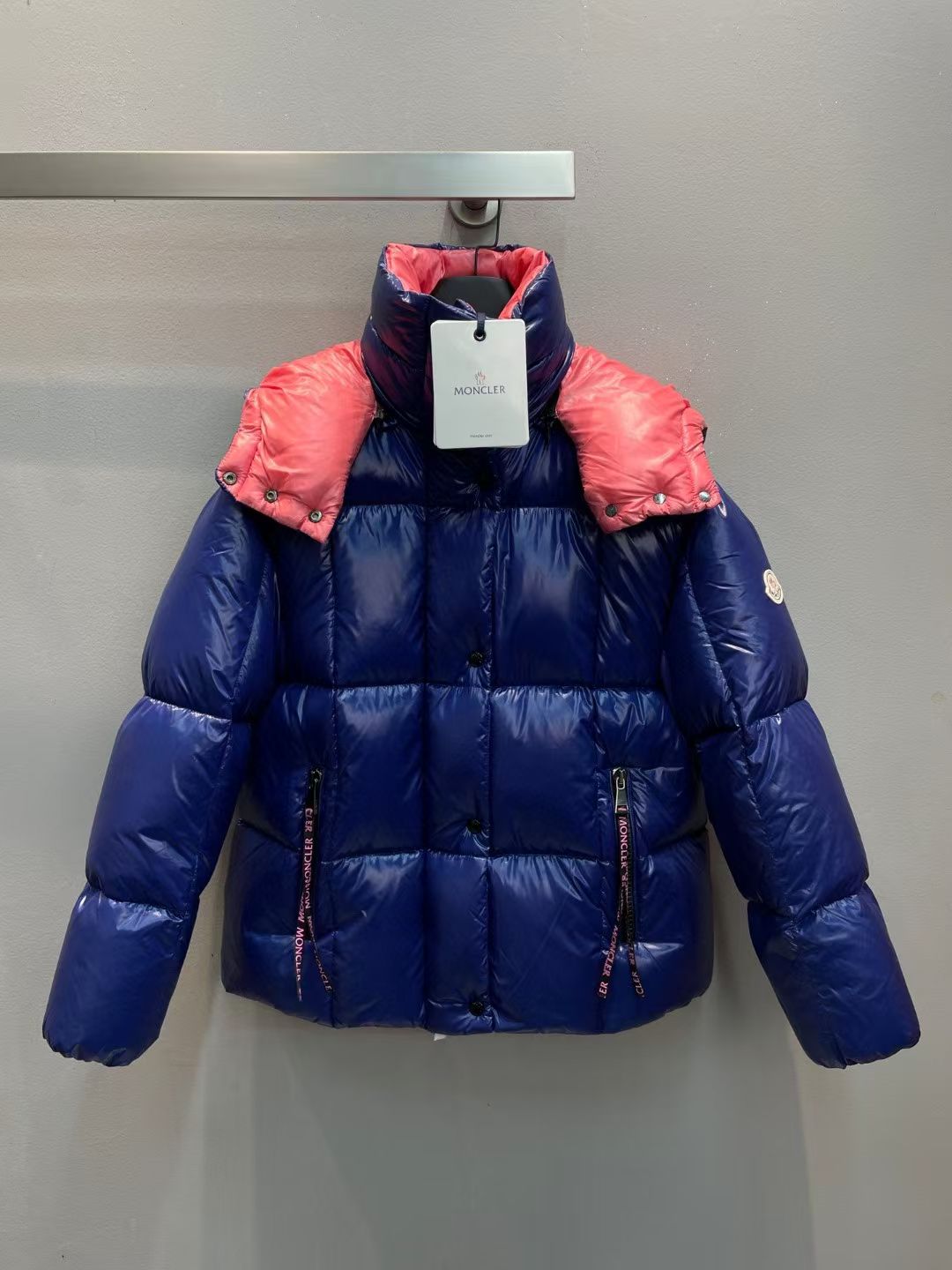 NO:563941,New model with dust bag shipped!  Moncle* autumn and winter classic Parana series women's down jacket, detachable hooded design, filled with the top 90 white goose down. You can tell the quality of the down by looking at the fullness and resilience. What you see is what you get with real photos of large products. The highest version is guaranteed, please feel free to buy!  There is NFC recognition and scanning code for washing!  Black blue dark green 00-0-1-2-3-4 six codes!  ,,down jacket,hats,alexander wang19860909配防尘袋新款出货啦！Moncle*秋冬经典Parana系列女款羽绒服,可拆卸连帽设计,充绒是最顶级的90白鹅绒,看饱满度和回弹性就知道绒的好坏,大货实拍所见即所得,保证最高版本请放心购买！水洗均有NFC识别扫码！ 黑色 蓝色 墨绿色 00-0-1-2-3-4六个码！,,down jacket,hats,alexander wang,Women's clothing