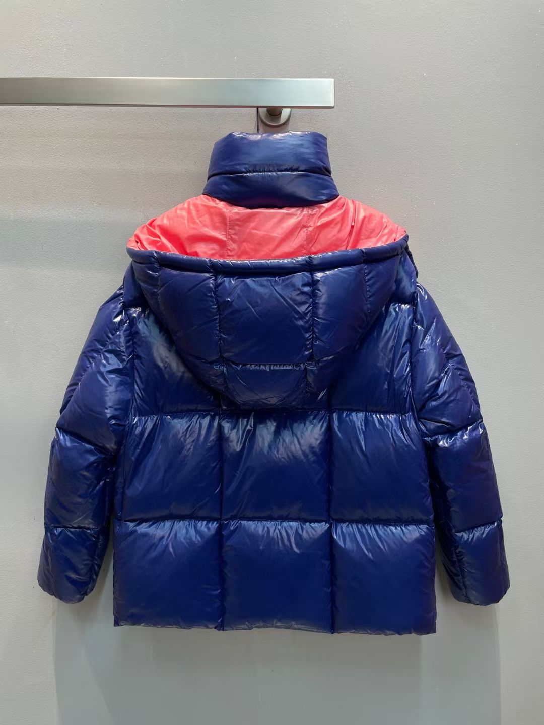 新款🌟出货啦📢！Moncle*秋冬经典Parana系列女款羽绒服，可拆卸连帽设计，充绒是最顶级的90白鹅