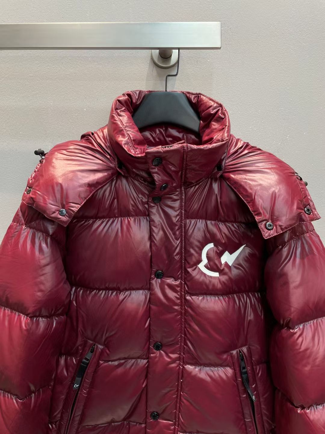 新款🌟出货啦📢！Moncle*秋冬经典Keidh系列情侣款联名羽绒服，可拆卸连帽设计！充绒是最顶级的90