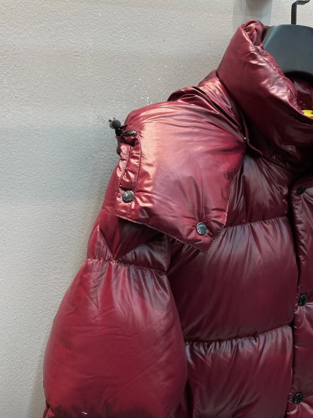 新款🌟出货啦📢！Moncle*秋冬经典Keidh系列情侣款联名羽绒服，可拆卸连帽设计！充绒是最顶级的90