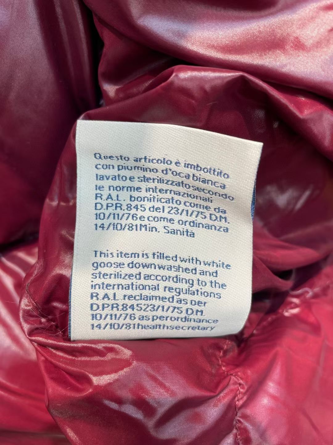 新款🌟出货啦📢！Moncle*秋冬经典Keidh系列情侣款联名羽绒服，可拆卸连帽设计！充绒是最顶级的90