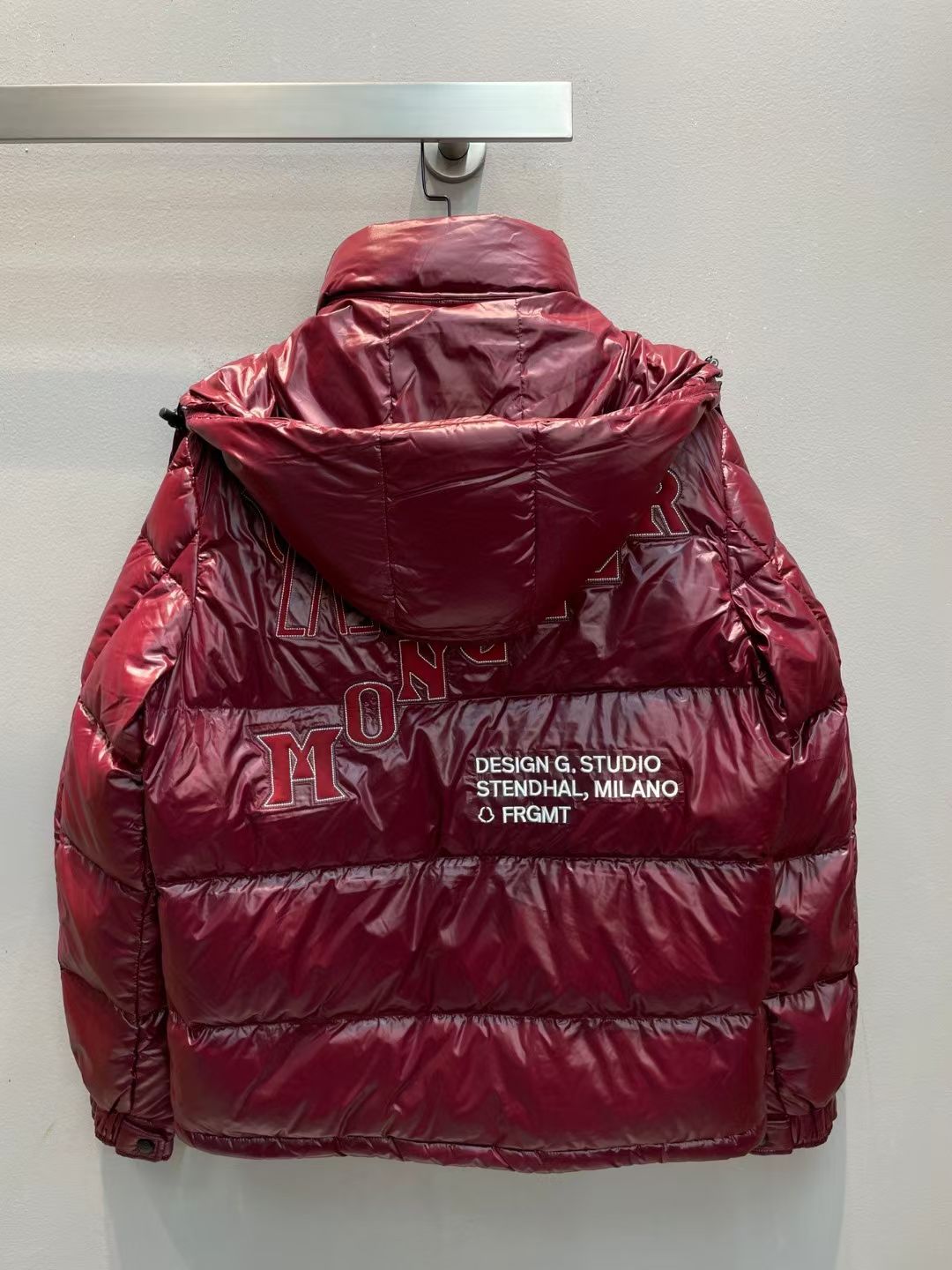 新款🌟出货啦📢！Moncle*秋冬经典Keidh系列情侣款联名羽绒服，可拆卸连帽设计！充绒是最顶级的90