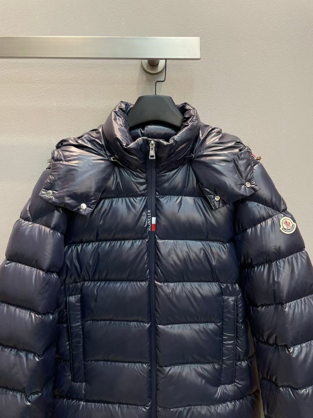 新款🌟出货啦📢！Moncle*秋冬经典 Cucellier系列情侣款羽绒服，连帽轻便设计！门襟采用双拉链