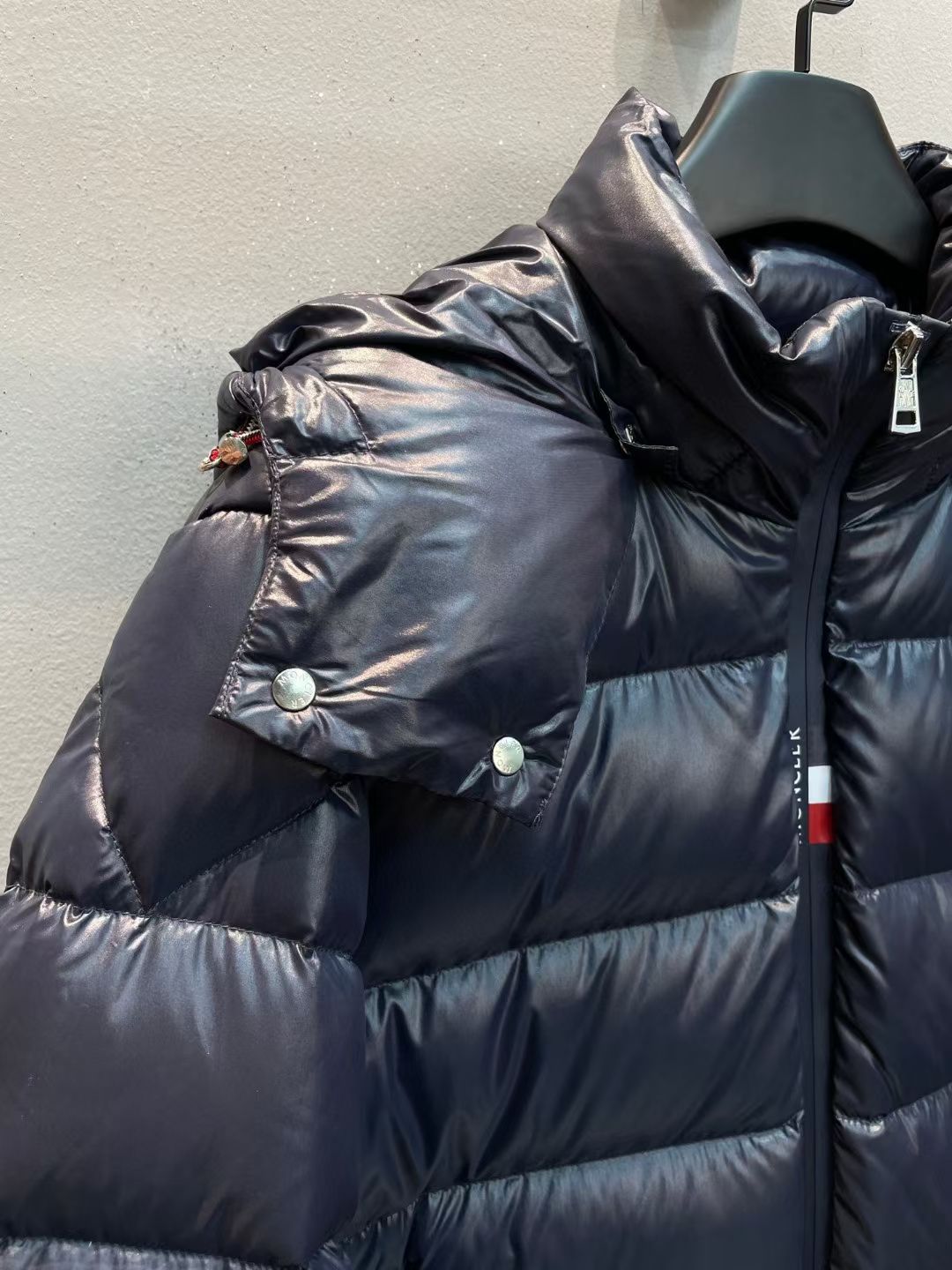 新款🌟出货啦📢！Moncle*秋冬经典 Cucellier系列情侣款羽绒服，连帽轻便设计！门襟采用双拉链