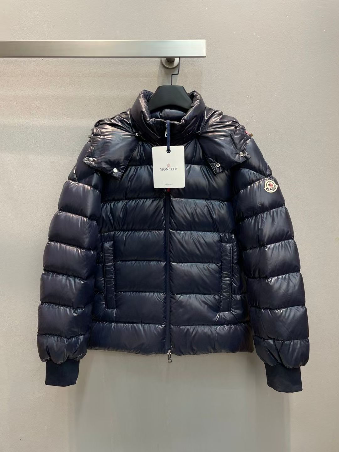 NO:563956,New model with dust bag shipped M!  Moncle* Autumn and Winter Classic Cucellier Series Couple's Down Jacket, hooded and lightweight design!  The placket adopts a double zipper design, and the velvet is filled with the top 90 white goose down. You can tell the quality of the velvet by looking at the fullness and resilience. What you see is what you get when you take a real photo of a large product. The highest version is guaranteed, please feel free to buy it!  There is NFC recognition and scanning code for washing!  Dark blue 0-1-2-3-4-5-6-7 eight codes!  ,,down jacket,hats,alexander wang19860909配防尘袋新款出货啦M！Moncle*秋冬经典 Cucellier系列情侣款羽绒服,连帽轻便设计！门襟采用双拉链设计,充绒是最顶级的90白鹅绒,看饱满度和回弹性就知道绒的好坏,大货实拍所见即所得,保证最高版本请放心购买！水洗均有NFC识别扫码！ 深蓝 0-1-2-3-4-5-6-7八个码！,,down jacket,hats,alexander wang,Women's clothing