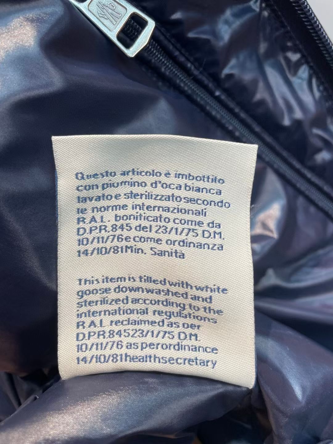 新款🌟出货啦📢！Moncle*秋冬经典 Cucellier系列情侣款羽绒服，连帽轻便设计！门襟采用双拉链