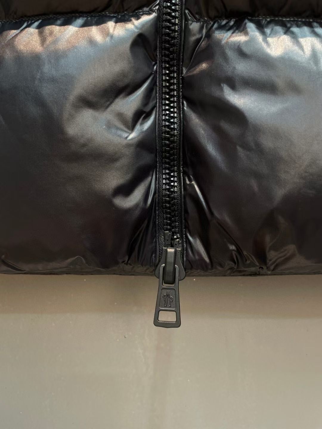 新款🌟出货啦📢！Moncle*秋冬经典 Genius系列情侣款限量版羽绒服，连帽轻便设计！修身轻薄款！撞