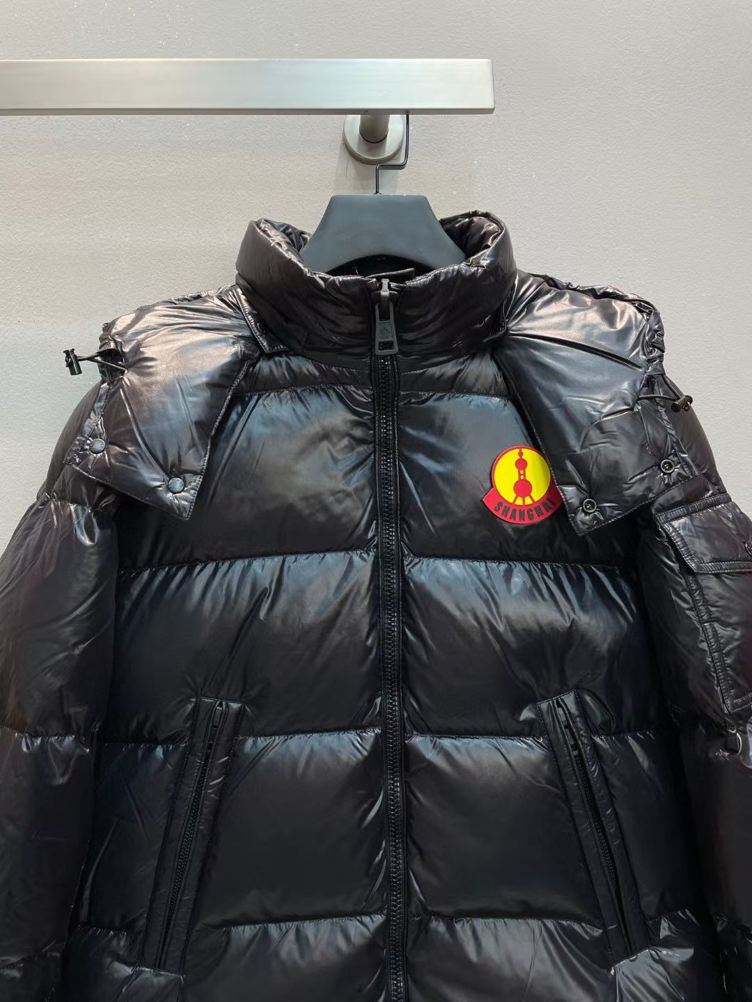 新款🌟出货啦📢！Moncle*秋冬经典 Genius系列情侣款限量版羽绒服，连帽轻便设计！修身轻薄款！撞