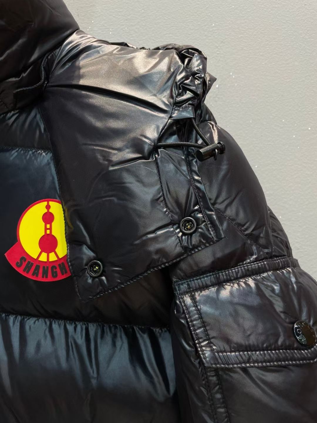 新款🌟出货啦📢！Moncle*秋冬经典 Genius系列情侣款限量版羽绒服，连帽轻便设计！修身轻薄款！撞