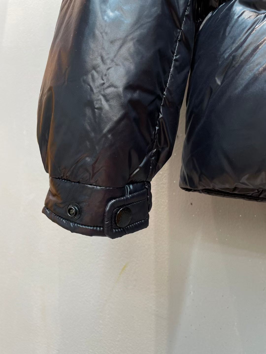 新款🌟出货啦📢！Moncle*秋冬经典 Genius系列情侣款限量版羽绒服，连帽轻便设计！修身轻薄款！撞