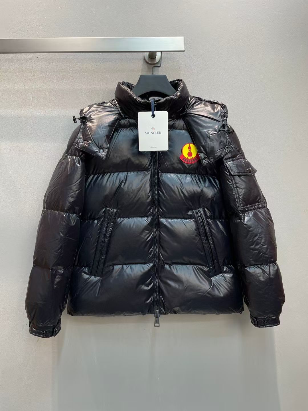 NO:563961,New model with dust bag shipped M!  Moncle*'s classic autumn and winter Genius series couple's limited edition down jacket, hooded and lightweight design!  Slim fit and lightweight!  Contrast color zipper design and chest pocket decoration!  The down filling is the top 90 white goose down, with a detachable Velcro logo on the chest (four labels are shipped to Beijing, Shanghai, Hong Kong, and Seoul). You can tell the quality of the down by looking at the fullness and resilience. What you see is what you get when taking real photos of large products. The highest version is guaranteed, so please feel free to buy!  There is NFC recognition and scanning code for washing!  Black red 0-1-2-3-4-5-6 seven codes!  ,,down jacket,hats,alexander wang19860909配防尘袋新款出货啦M！Moncle*秋冬经典 Genius系列情侣款限量版羽绒服,连帽轻便设计！修身轻薄款！撞色拉链设计,胸前口袋装饰！充绒是最顶级的90白鹅绒,胸前可拆卸魔术贴标志（配送北京、上海、香港、首尔四款贴标）看饱满度和回弹性就知道绒的好坏,大货实拍所见即所得,保证最高版本请放心购买！水洗均有NFC识别扫码！黑色 红色 0-1-2-3-4-5-6七个码！,,down jacket,hats,alexander wang,Women's clothing