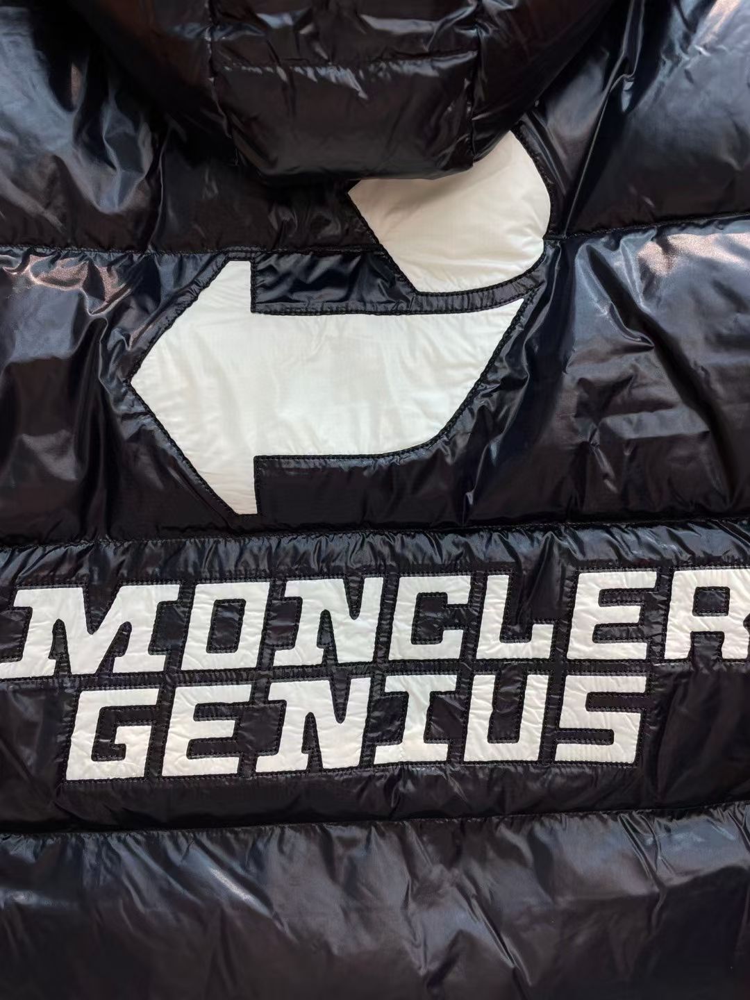 新款🌟出货啦📢！Moncle*秋冬经典 Genius系列情侣款限量版羽绒服，连帽轻便设计！修身轻薄款！撞