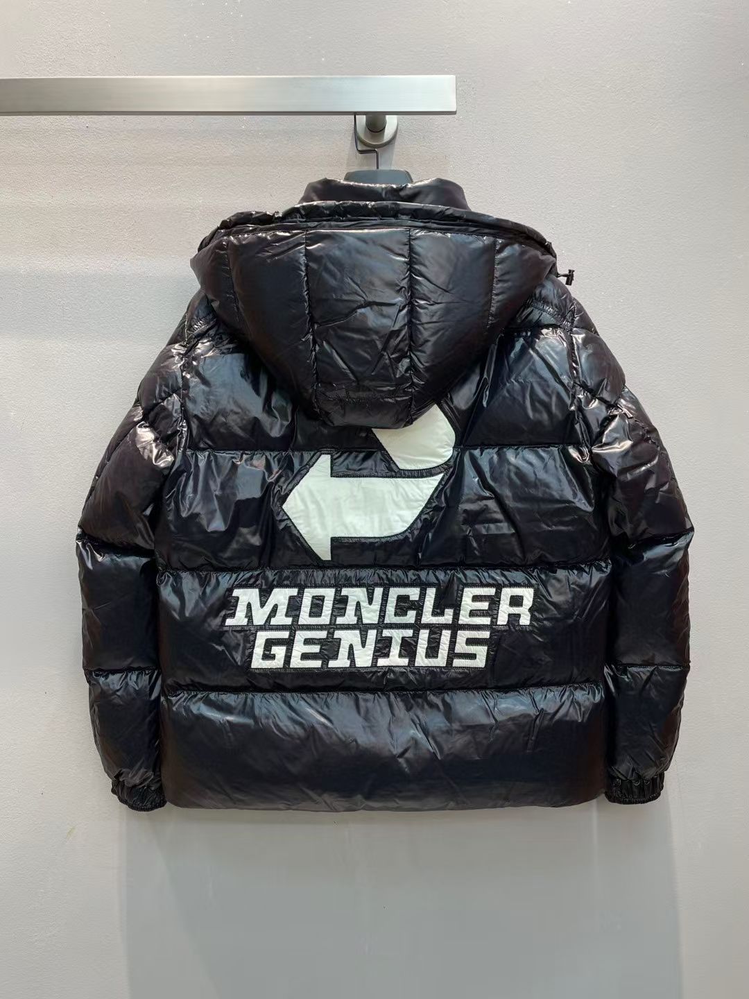 新款🌟出货啦📢！Moncle*秋冬经典 Genius系列情侣款限量版羽绒服，连帽轻便设计！修身轻薄款！撞