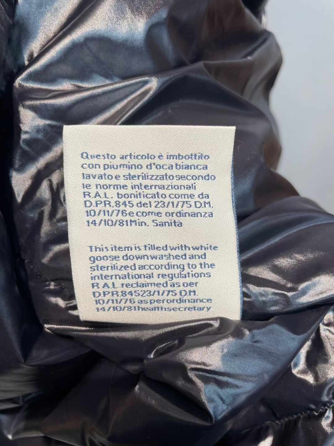 新款🌟出货啦📢！Moncle*秋冬经典 Genius系列情侣款限量版羽绒服，连帽轻便设计！修身轻薄款！撞