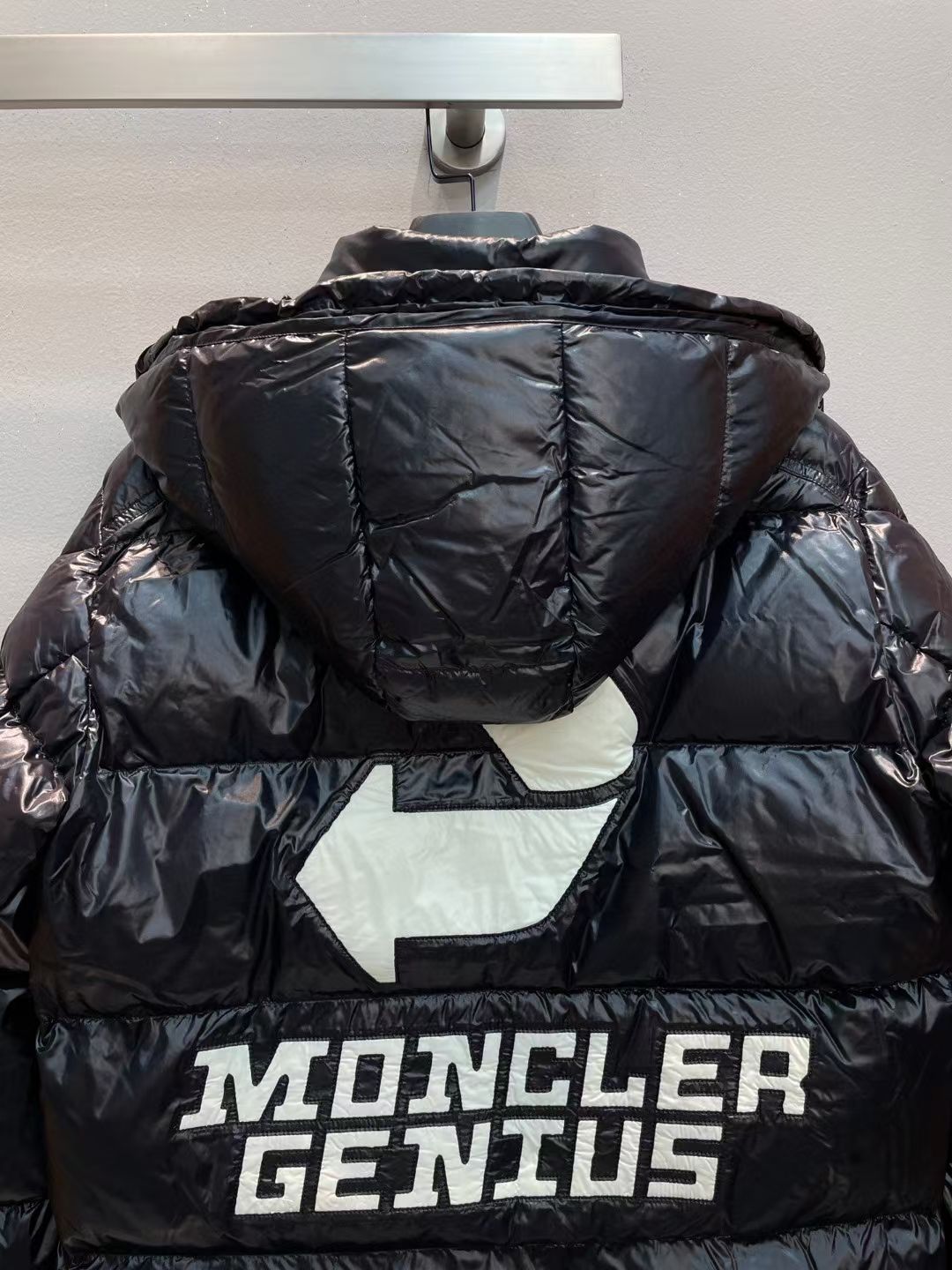 新款🌟出货啦📢！Moncle*秋冬经典 Genius系列情侣款限量版羽绒服，连帽轻便设计！修身轻薄款！撞