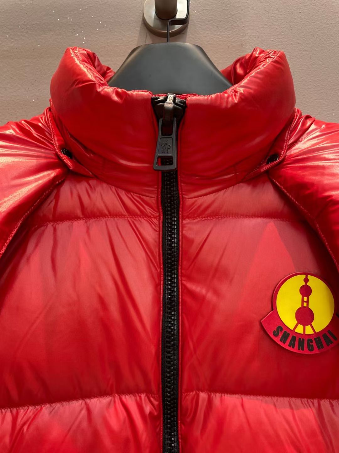 新款🌟出货啦📢！Moncle*秋冬经典 Genius系列情侣款限量版羽绒服，连帽轻便设计！修身轻薄款！撞