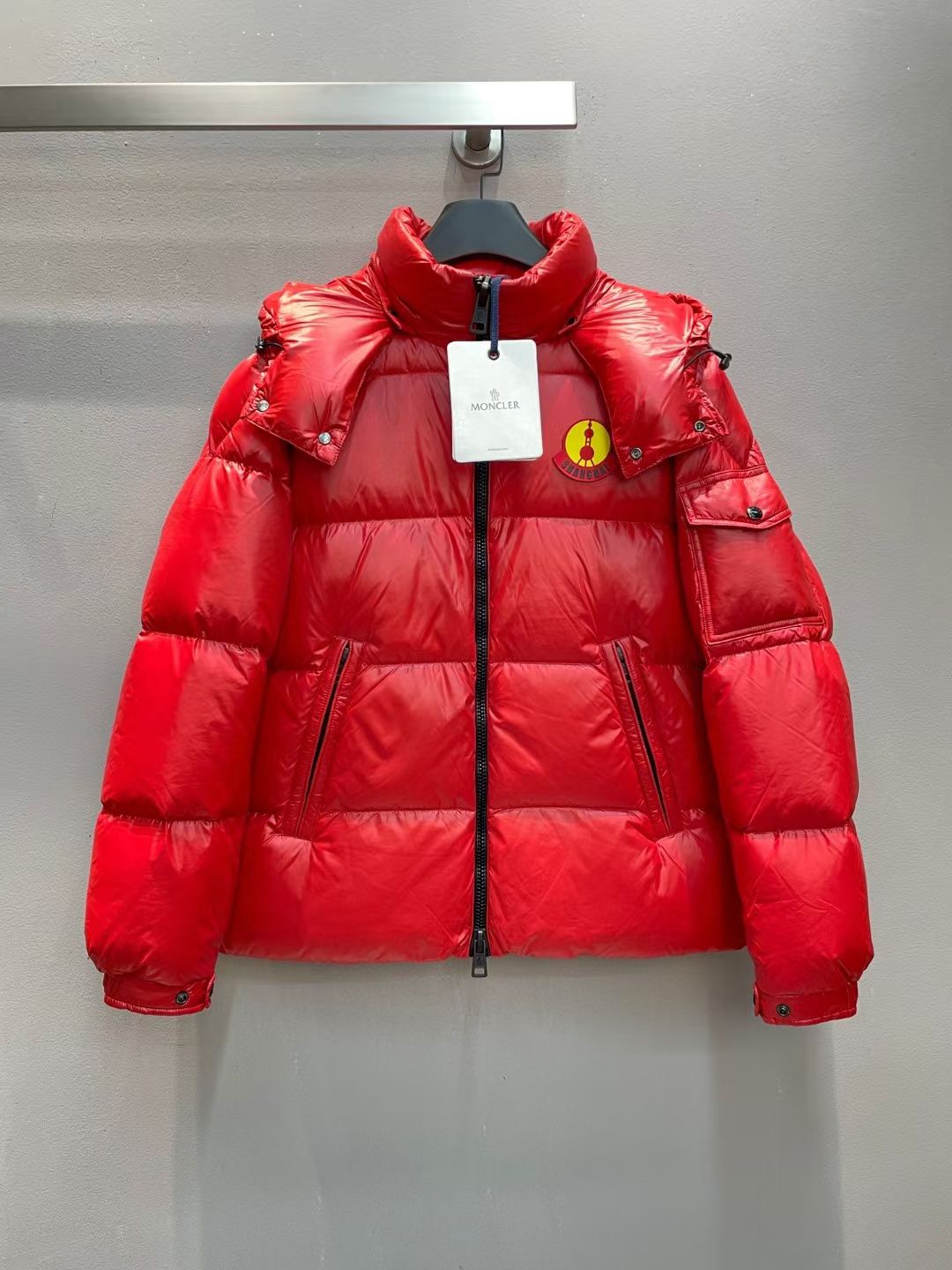 NO:563968,New model with dust bag shipped M!  Moncle*'s classic autumn and winter Genius series couple's limited edition down jacket, hooded and lightweight design!  Slim fit and lightweight!  Contrast color zipper design and chest pocket decoration!  The down filling is the top 90 white goose down, with a detachable Velcro logo on the chest (four labels are shipped to Beijing, Shanghai, Hong Kong, and Seoul). You can tell the quality of the down by looking at the fullness and resilience. What you see is what you get when taking real photos of large products. The highest version is guaranteed, so please feel free to buy!  There is NFC recognition and scanning code for washing!  Black red 0-1-2-3-4-5-6 seven codes!  ,,down jacket,hats,alexander wang19860909配防尘袋新款出货啦M！Moncle*秋冬经典 Genius系列情侣款限量版羽绒服,连帽轻便设计！修身轻薄款！撞色拉链设计,胸前口袋装饰！充绒是最顶级的90白鹅绒,胸前可拆卸魔术贴标志（配送北京、上海、香港、首尔四款贴标）看饱满度和回弹性就知道绒的好坏,大货实拍所见即所得,保证最高版本请放心购买！水洗均有NFC识别扫码！黑色 红色 0-1-2-3-4-5-6七个码！,,down jacket,hats,alexander wang,Women's clothing