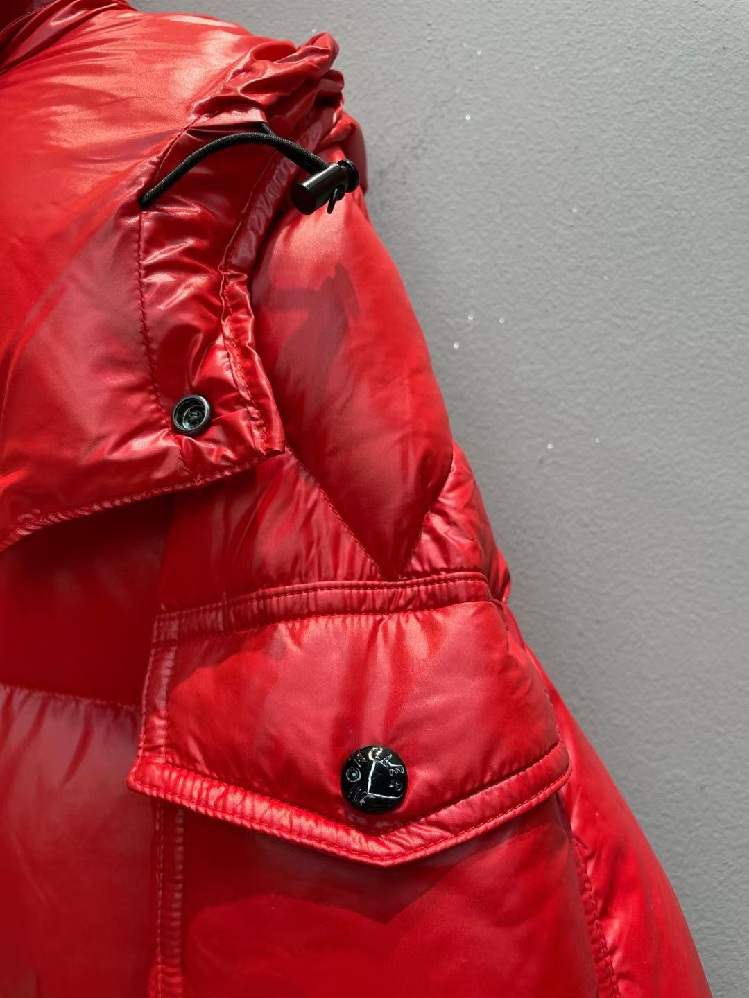 新款🌟出货啦📢！Moncle*秋冬经典 Genius系列情侣款限量版羽绒服，连帽轻便设计！修身轻薄款！撞