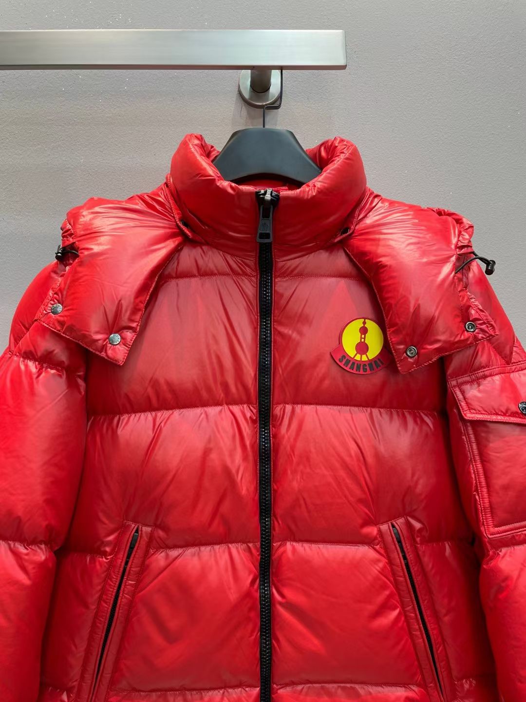 新款🌟出货啦📢！Moncle*秋冬经典 Genius系列情侣款限量版羽绒服，连帽轻便设计！修身轻薄款！撞