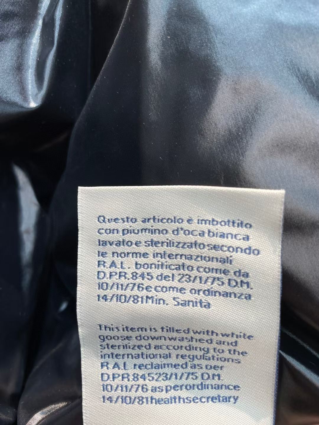 新款🌟出货啦📢！Moncle*秋冬经典 Genius系列情侣款限量版羽绒服，连帽轻便设计！修身轻薄款！撞