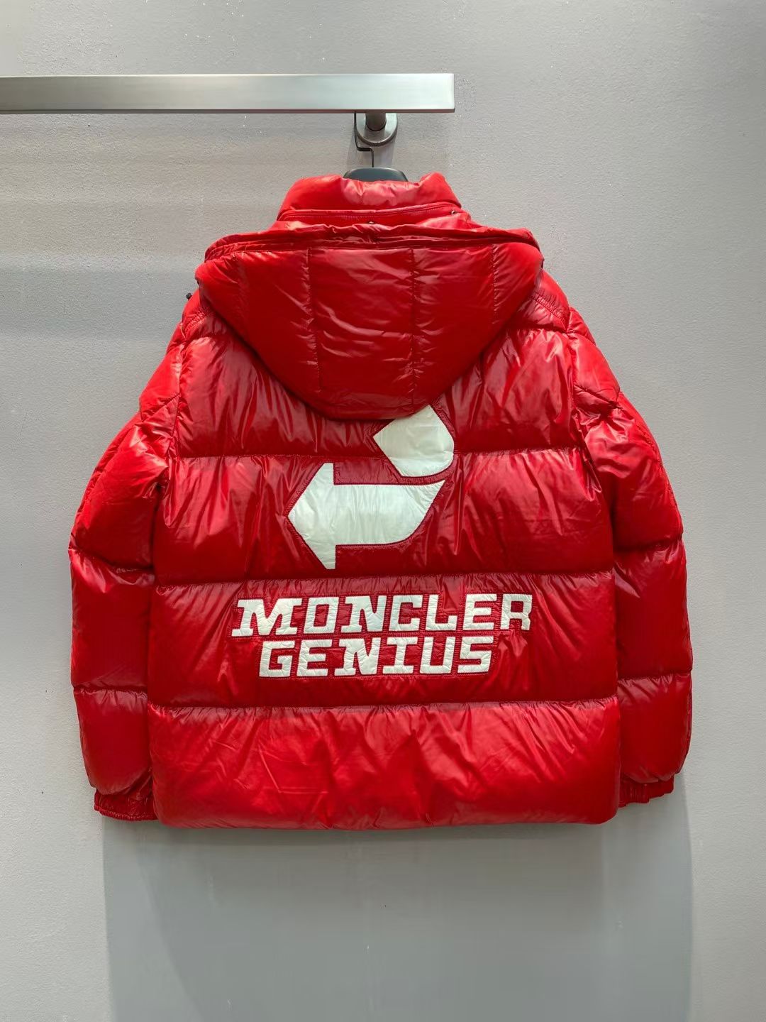 新款🌟出货啦📢！Moncle*秋冬经典 Genius系列情侣款限量版羽绒服，连帽轻便设计！修身轻薄款！撞