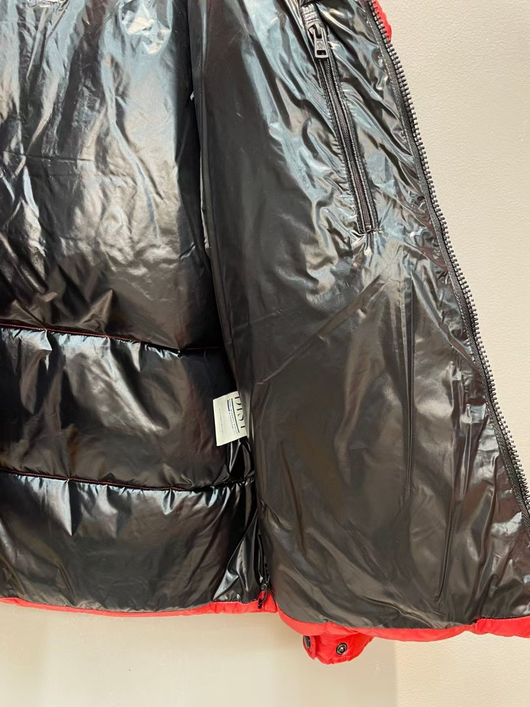 新款🌟出货啦📢！Moncle*秋冬经典 Genius系列情侣款限量版羽绒服，连帽轻便设计！修身轻薄款！撞