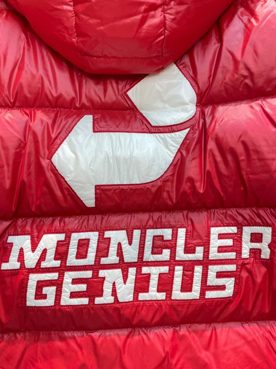 新款🌟出货啦📢！Moncle*秋冬经典 Genius系列情侣款限量版羽绒服，连帽轻便设计！修身轻薄款！撞