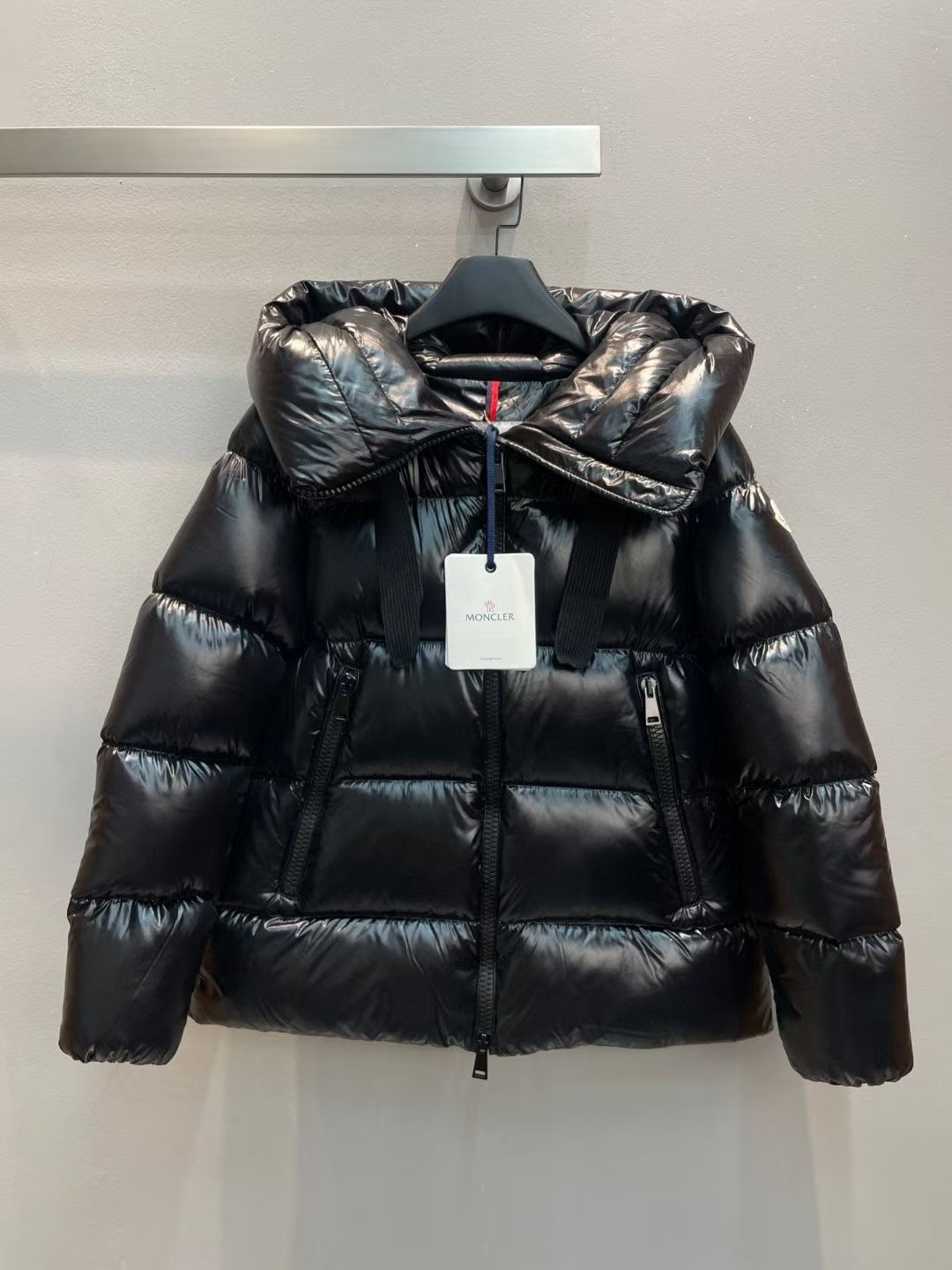 NO:563976,New model with dust bag shipped M!  Moncle* autumn and winter classic Serin series regular down jacket with detachable hood design!  The down filling is the top 90 white goose down. You can tell the quality of the down by looking at the fullness and resilience. What you see is what you get when you take a real photo of a large product. The highest version is guaranteed, so please feel free to buy!  There is NFC recognition and scanning code for washing!  Black pink yellow 00-0-1-2-3-4 six codes!  ,,down jacket,hats,alexander wang19860909配防尘袋新款出货啦M！Moncle*秋冬经典Serin系列常规羽绒服,可拆卸连帽设计！充绒是最顶级的90白鹅绒,看饱满度和回弹性就知道绒的好坏,大货实拍所见即所得,保证最高版本请放心购买！水洗均有NFC识别扫码！黑色 粉色 黄色 00-0-1-2-3-4六个码！,,down jacket,hats,alexander wang,Women's clothing