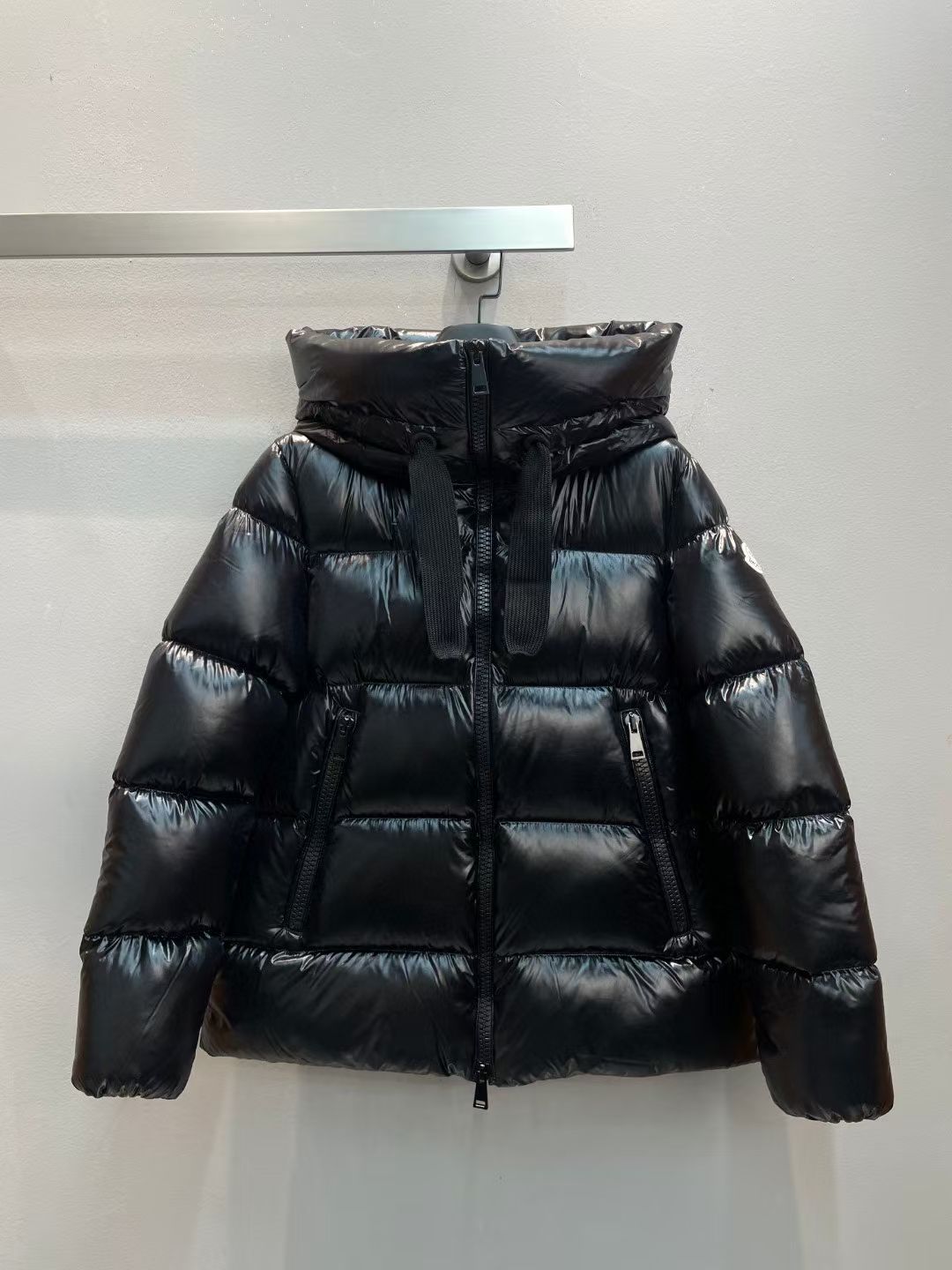 新款🌟出货啦📢！Moncle*秋冬经典Serin系列常规羽绒服，可拆卸连帽设计！充绒是最顶级的90白鹅绒