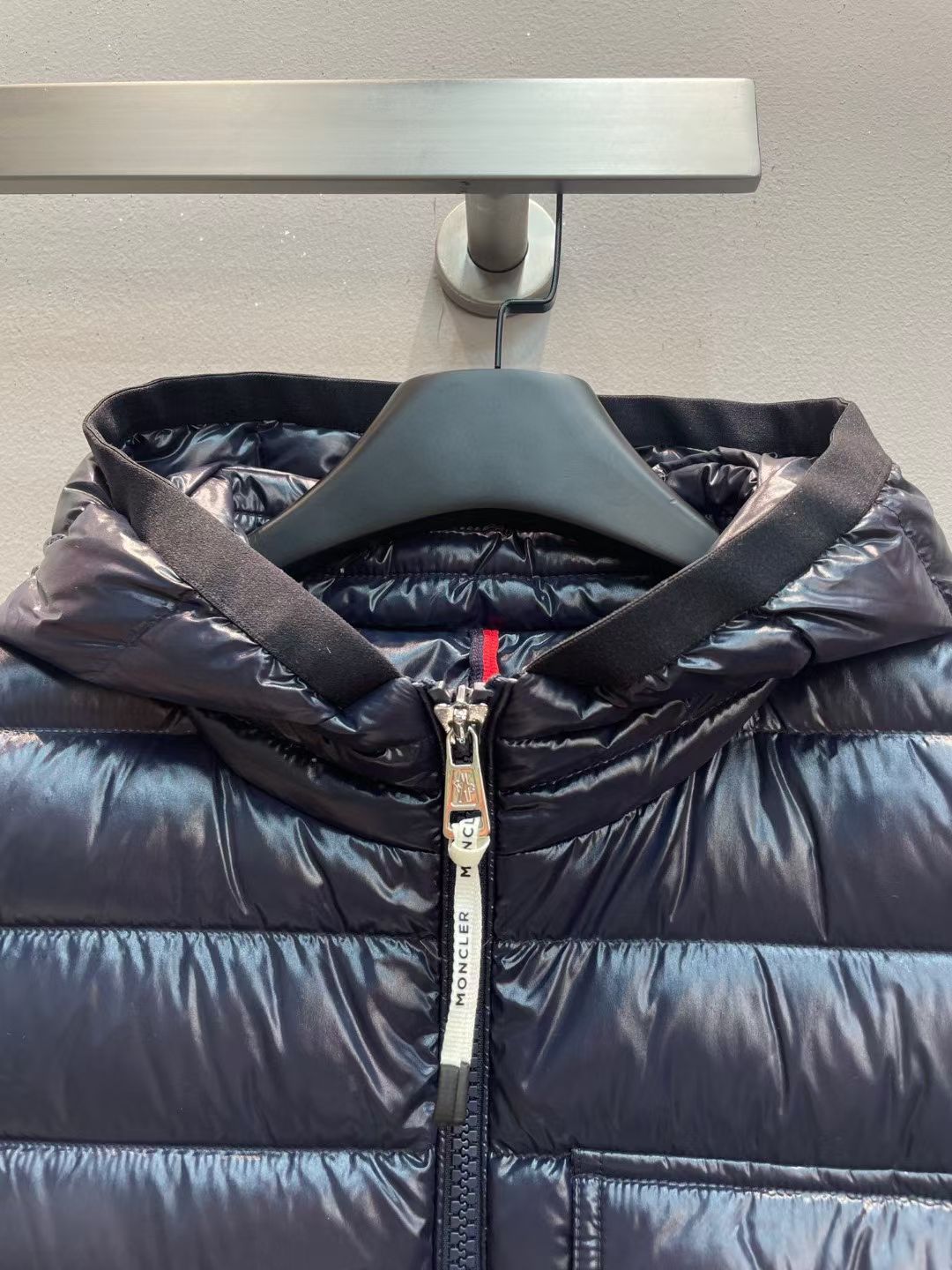 新款🌟出货啦📢！Moncle*秋冬经典 Ragot系列男款羽绒马甲，连帽轻便设计！修身轻薄款！撞色拉链设