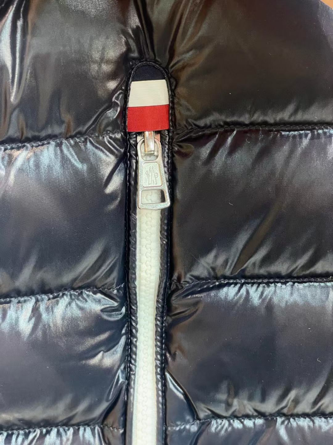 新款🌟出货啦📢！Moncle*秋冬经典 Ragot系列男款羽绒马甲，连帽轻便设计！修身轻薄款！撞色拉链设