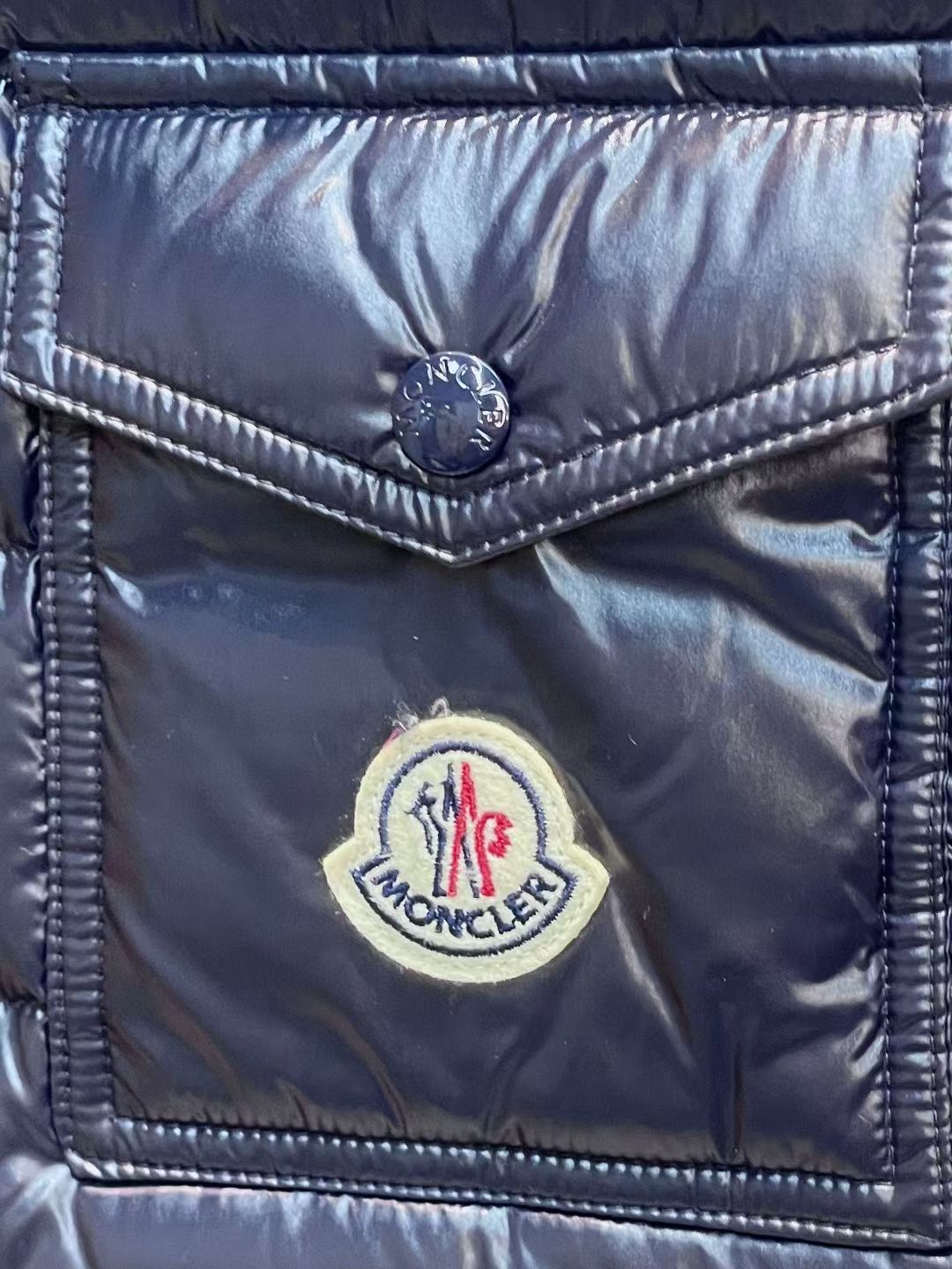 新款🌟出货啦📢！Moncle*秋冬经典 Ragot系列男款羽绒马甲，连帽轻便设计！修身轻薄款！撞色拉链设