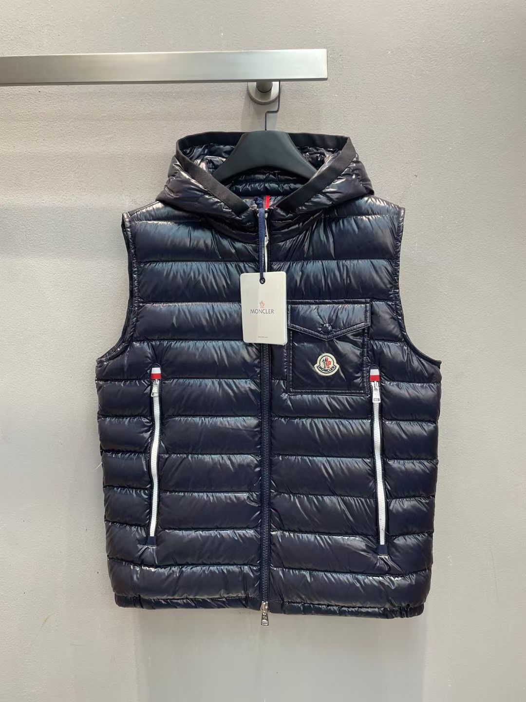 NO:563984,New model with dust bag shipped M!  Moncle* autumn and winter classic Ragot series men's down vest, hooded and lightweight design!  Slim fit and lightweight!  Contrast color zipper design and chest pocket decoration!  The down filling is the top 90 white goose down. You can tell the quality of the down by looking at the fullness and resilience. What you see is what you get when you take a real photo of a large product. The highest version is guaranteed, so please feel free to buy!  There is NFC recognition and scanning code for washing!  Dark blue 1-2-3-4-5-6-7 seven codes!  ,,down jacket,hats,alexander wang19860909配防尘袋新款出货啦M！Moncle*秋冬经典 Ragot系列男款羽绒马甲,连帽轻便设计！修身轻薄款！撞色拉链设计,胸前口袋装饰！充绒是最顶级的90白鹅绒,看饱满度和回弹性就知道绒的好坏,大货实拍所见即所得,保证最高版本请放心购买！水洗均有NFC识别扫码！深蓝色 1-2-3-4-5-6-7七个码！,,down jacket,hats,alexander wang,Women's clothing