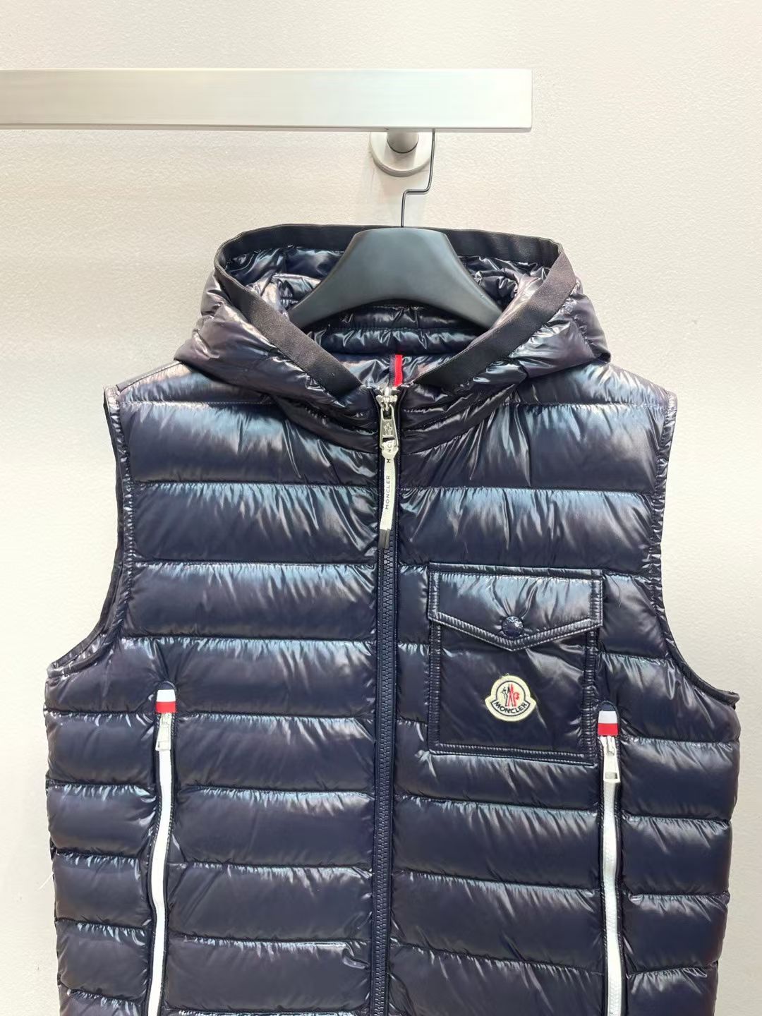 新款🌟出货啦📢！Moncle*秋冬经典 Ragot系列男款羽绒马甲，连帽轻便设计！修身轻薄款！撞色拉链设