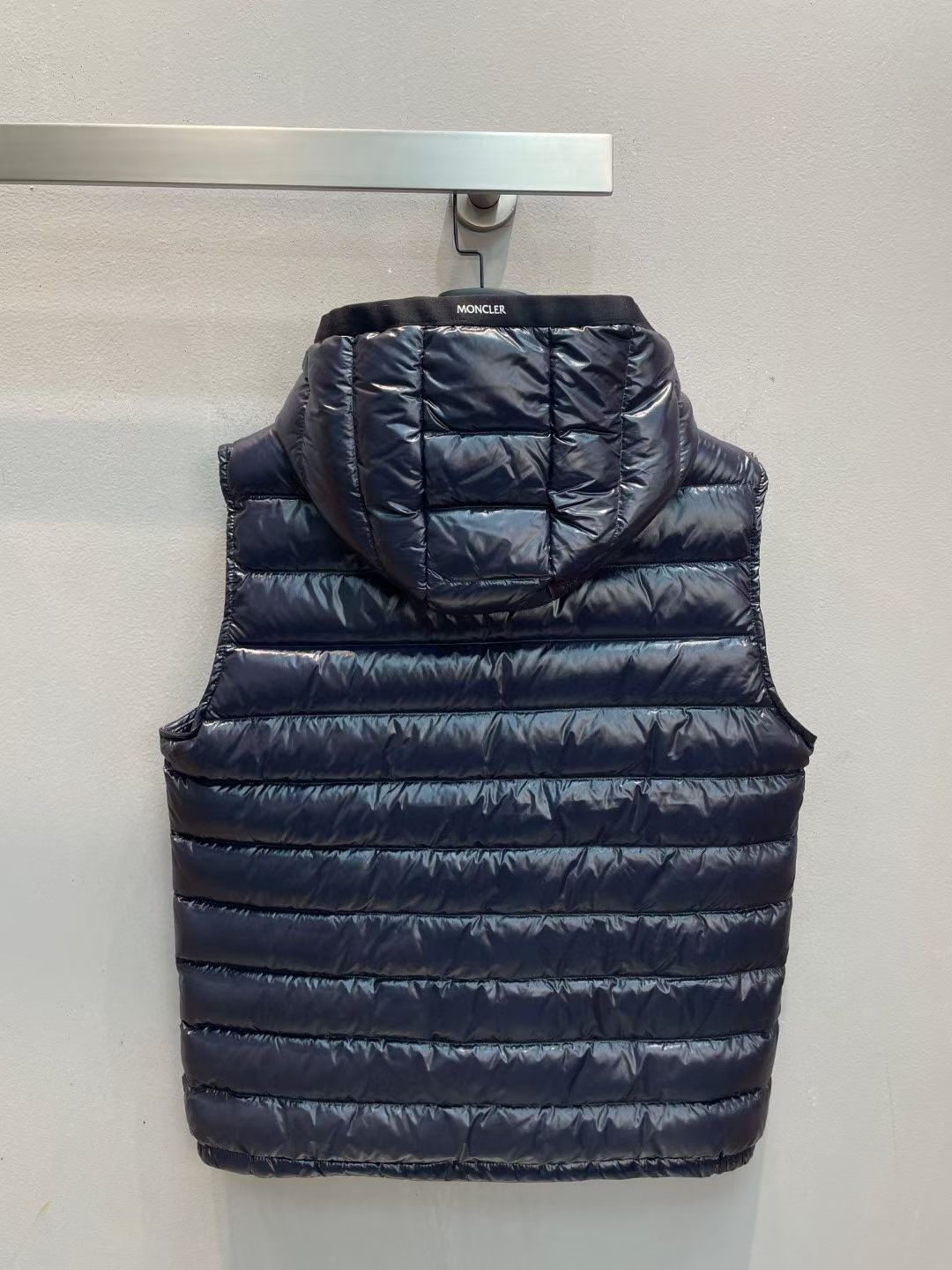 新款🌟出货啦📢！Moncle*秋冬经典 Ragot系列男款羽绒马甲，连帽轻便设计！修身轻薄款！撞色拉链设