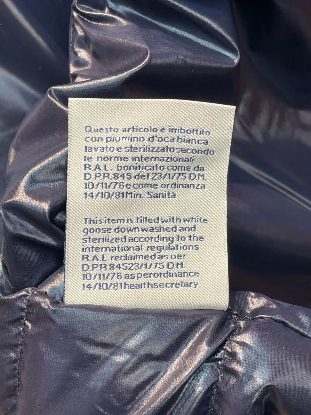 新款🌟出货啦📢！Moncle*秋冬经典 Ragot系列男款羽绒马甲，连帽轻便设计！修身轻薄款！撞色拉链设