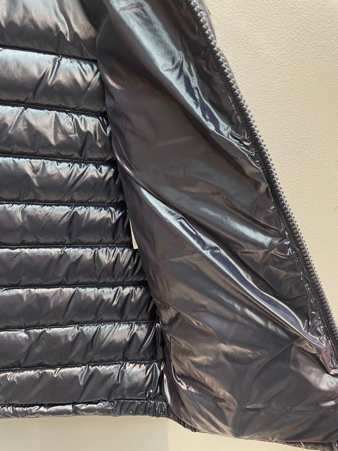 新款🌟出货啦📢！Moncle*秋冬经典 Ragot系列男款羽绒马甲，连帽轻便设计！修身轻薄款！撞色拉链设