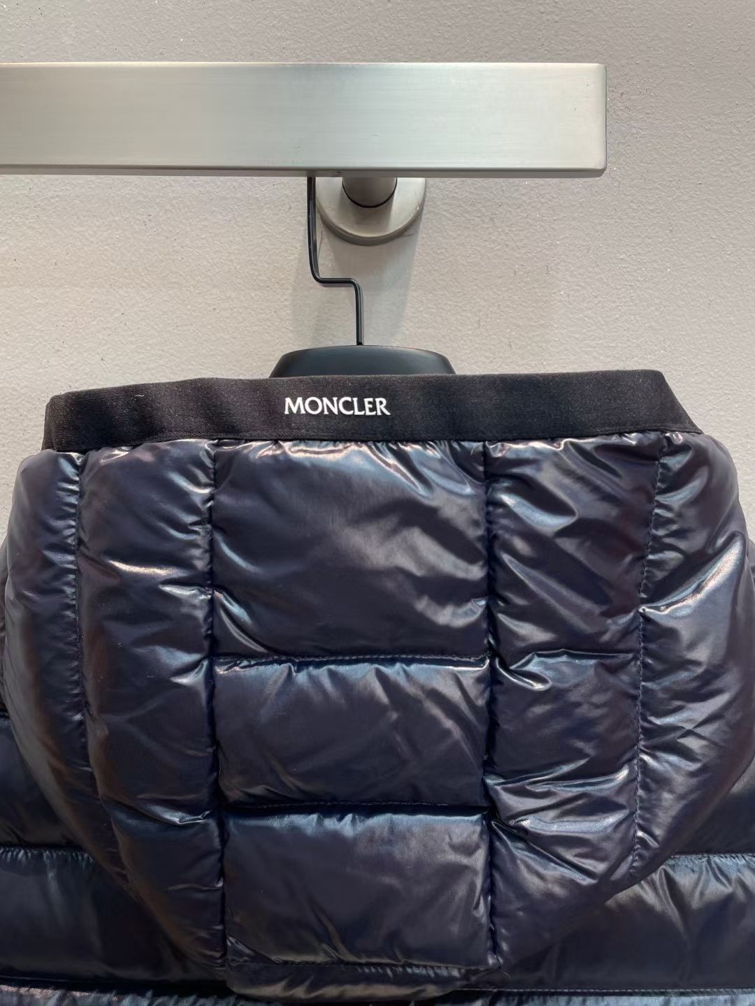 新款🌟出货啦📢！Moncle*秋冬经典 Ragot系列男款羽绒马甲，连帽轻便设计！修身轻薄款！撞色拉链设