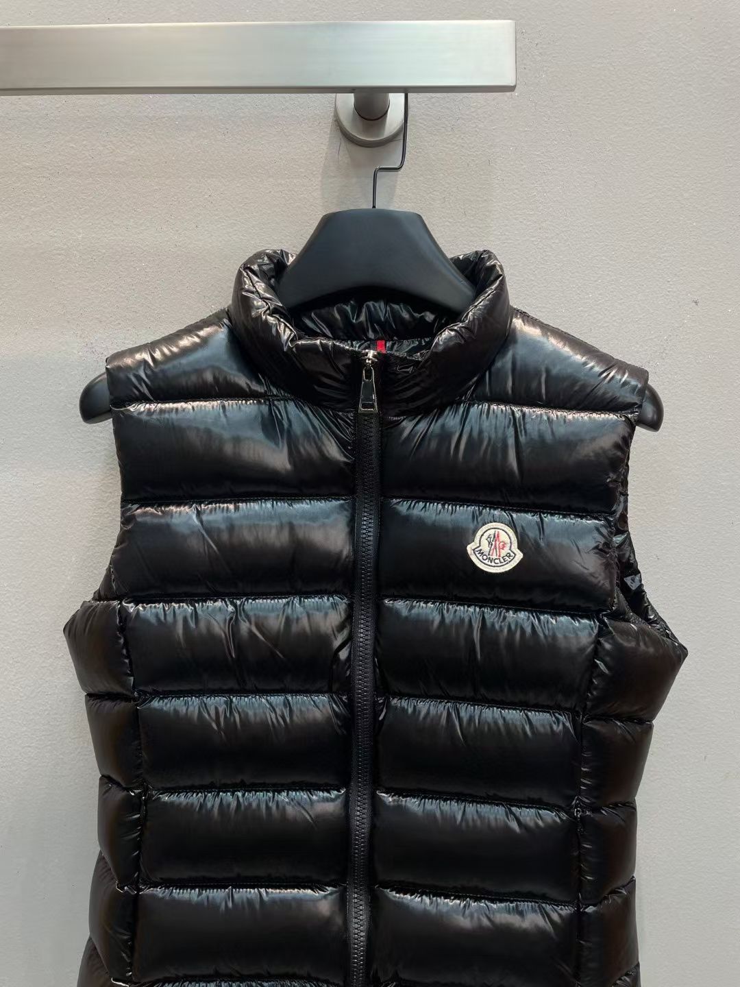 新款🌟出货啦📢！Moncle*秋冬经典 Ghany系列女款羽绒马甲，立领轻便设计！修身轻薄款！充绒是最顶