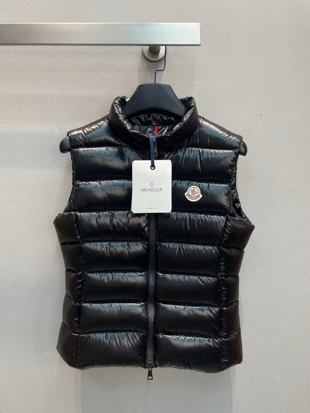 NO:563988,New model with dust bag shipped M!  Moncle* autumn and winter classic Ghany series women's down vest, stand-up collar and lightweight design!  Slim fit and lightweight!  The down filling is the top 90 white goose down. You can tell the quality of the down by looking at the fullness and resilience. What you see is what you get when you take a real photo of a large product. The highest version is guaranteed, so please feel free to buy!  There is NFC recognition and scanning code for washing!  Black 0-1-2-3-4-5 six codes!  ,,down jacket,alexander wang19860909配防尘袋新款出货啦M！Moncle*秋冬经典 Ghany系列女款羽绒马甲,立领轻便设计！修身轻薄款！充绒是最顶级的90白鹅绒,看饱满度和回弹性就知道绒的好坏,大货实拍所见即所得,保证最高版本请放心购买！水洗均有NFC识别扫码！黑色 0-1-2-3-4-5六个码！,,down jacket,alexander wang,Women's clothing