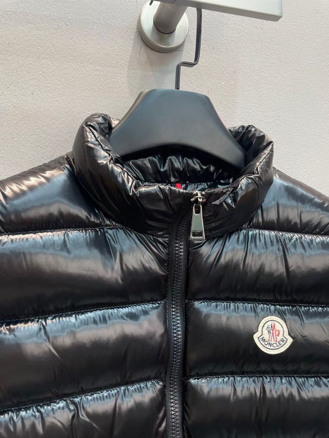 新款🌟出货啦📢！Moncle*秋冬经典 Ghany系列女款羽绒马甲，立领轻便设计！修身轻薄款！充绒是最顶