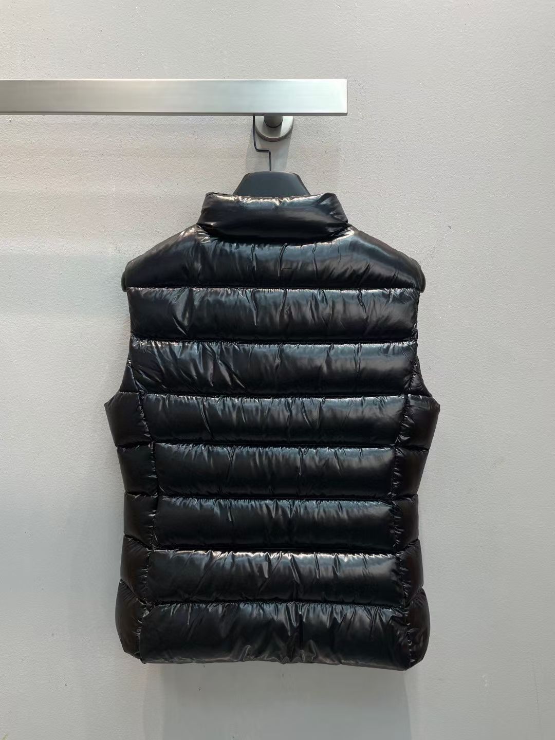 新款🌟出货啦📢！Moncle*秋冬经典 Ghany系列女款羽绒马甲，立领轻便设计！修身轻薄款！充绒是最顶