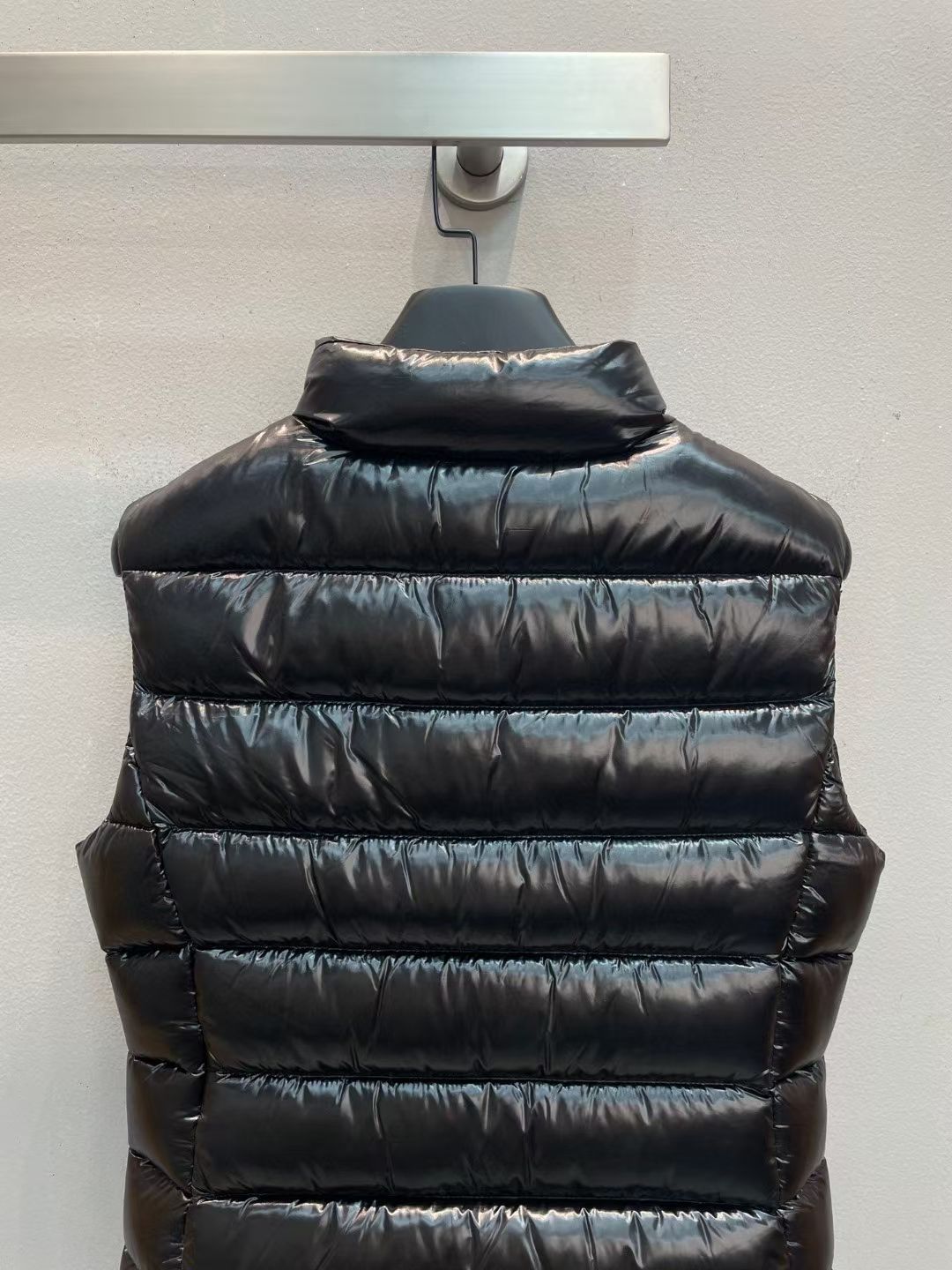 新款🌟出货啦📢！Moncle*秋冬经典 Ghany系列女款羽绒马甲，立领轻便设计！修身轻薄款！充绒是最顶