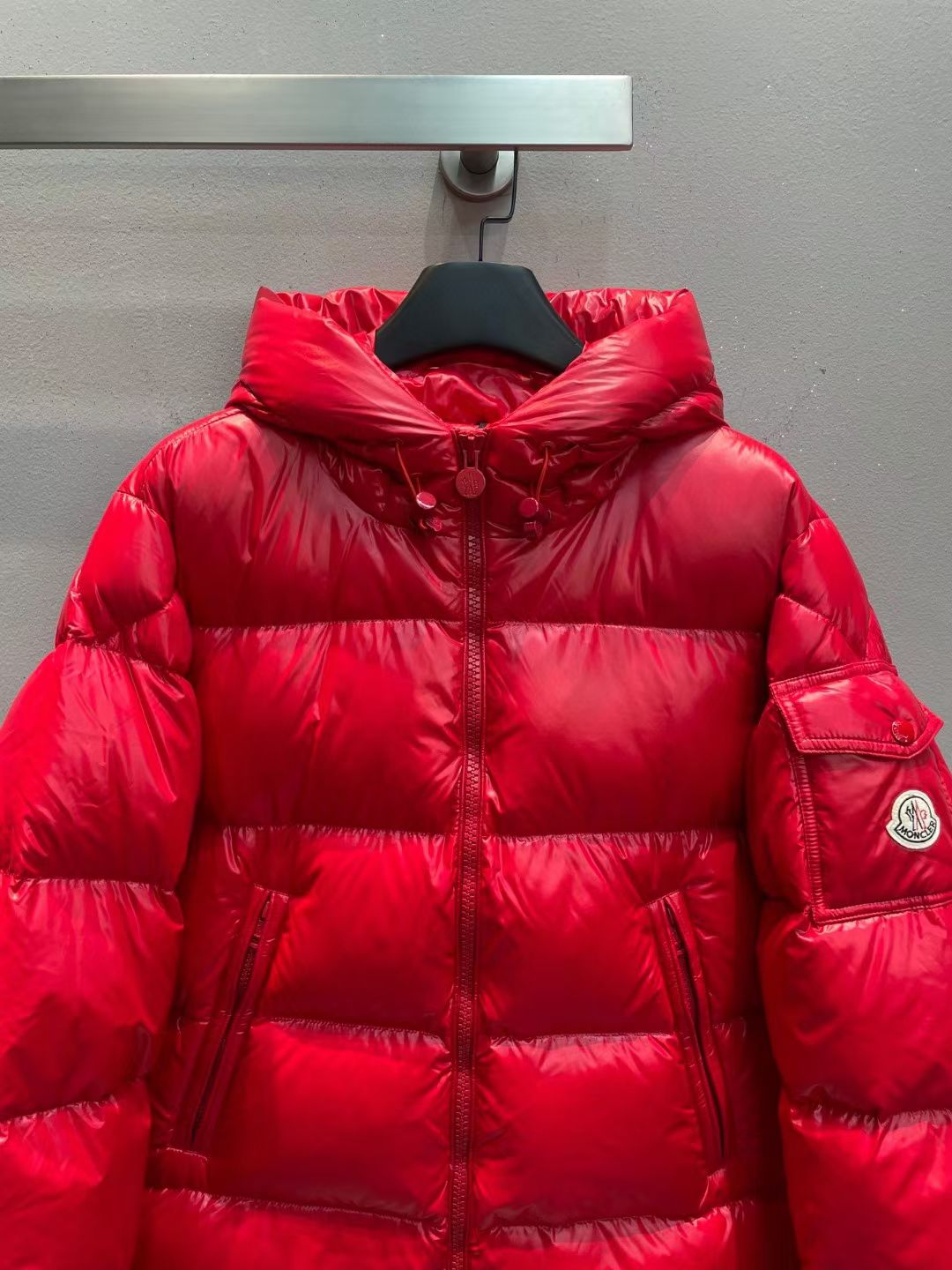 新款🌟出货啦📢！Moncle*秋冬经典 Ecrins系列男款羽绒服，不可拆卸连帽设计！充绒是最顶级的90